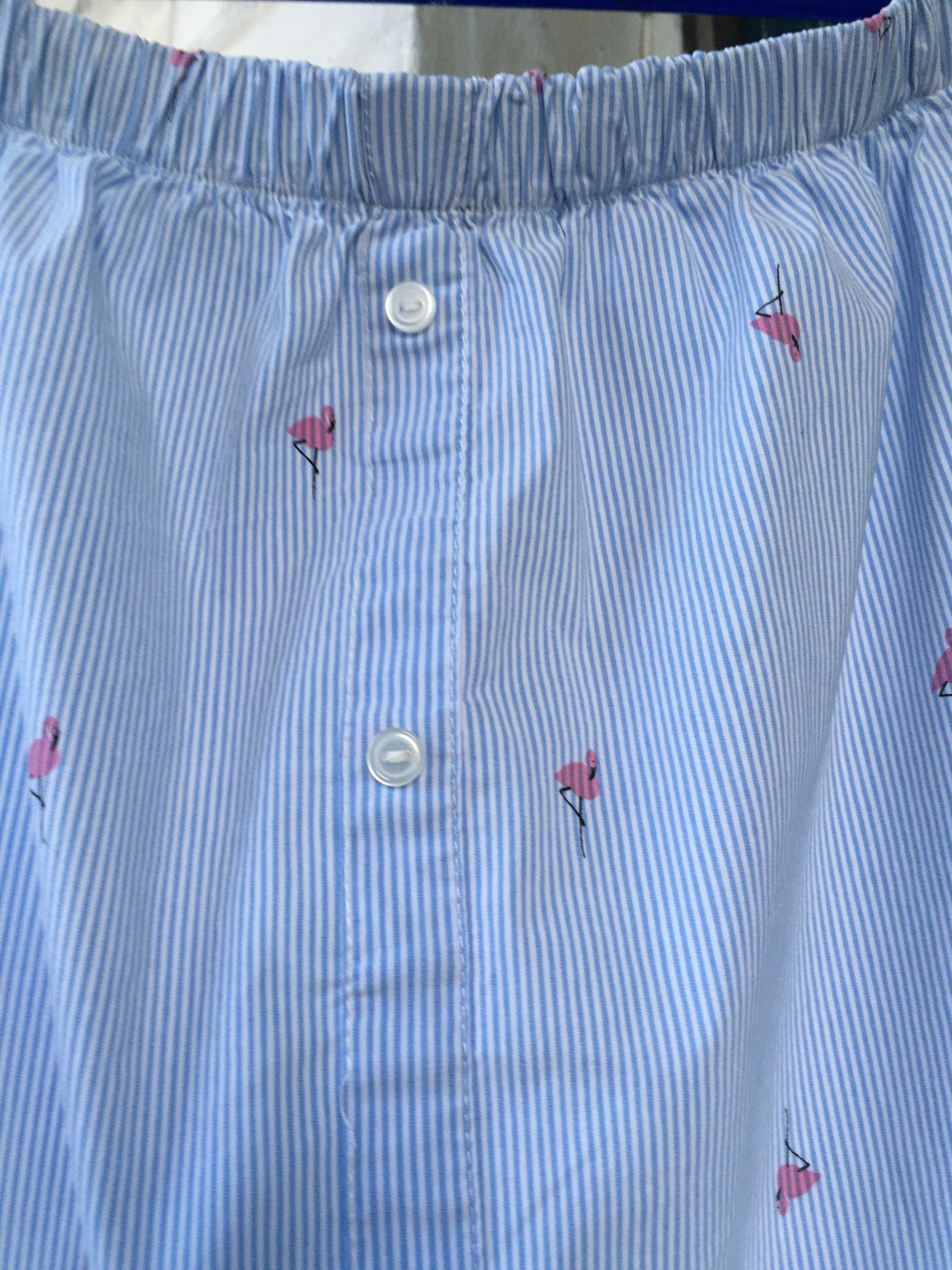 Красивая блуза в мелкую полоску с открытыми плечами и фламинго