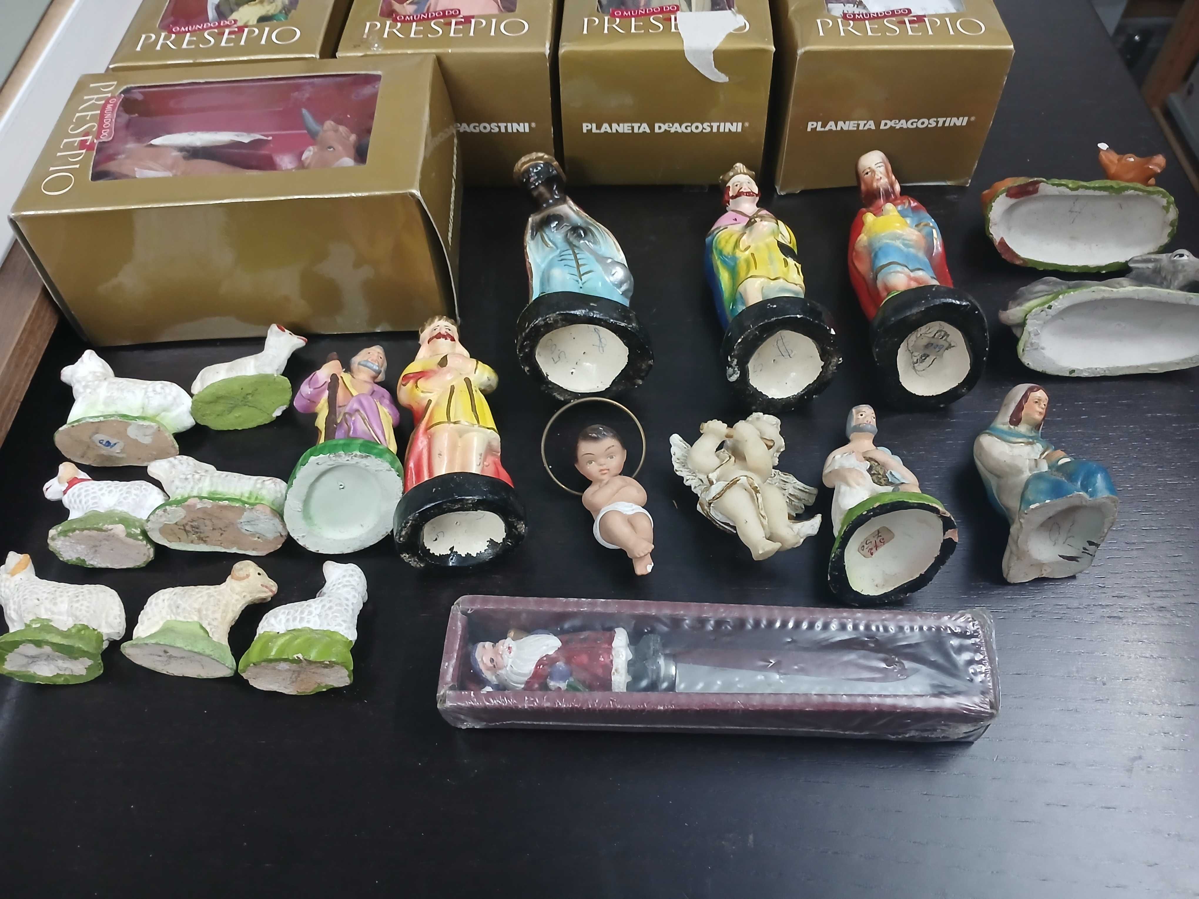Lote de Figuras de Presépio, em louça e madeira (25 peças)