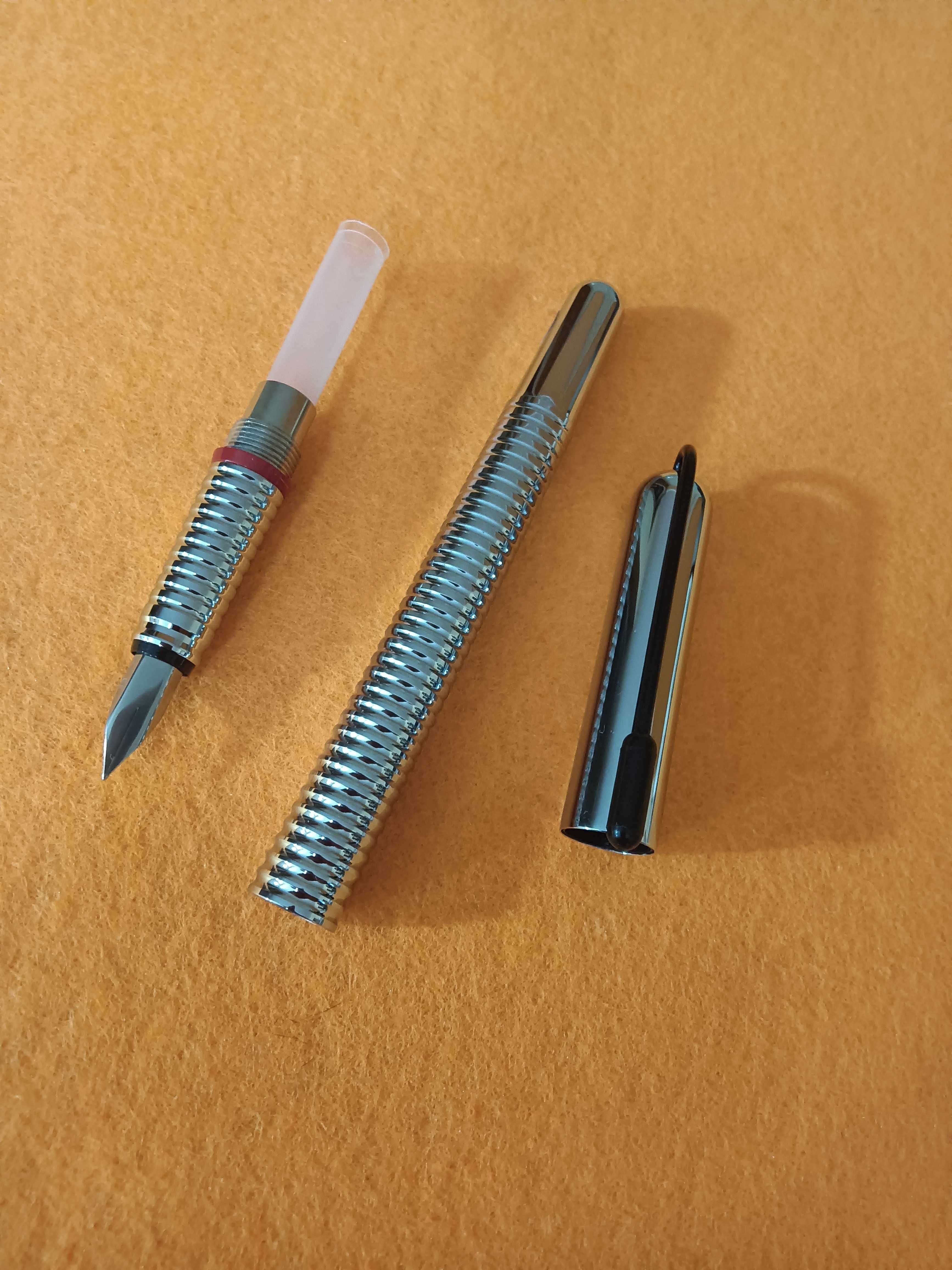 Caneta Rotring 900 de aparo toda metálica