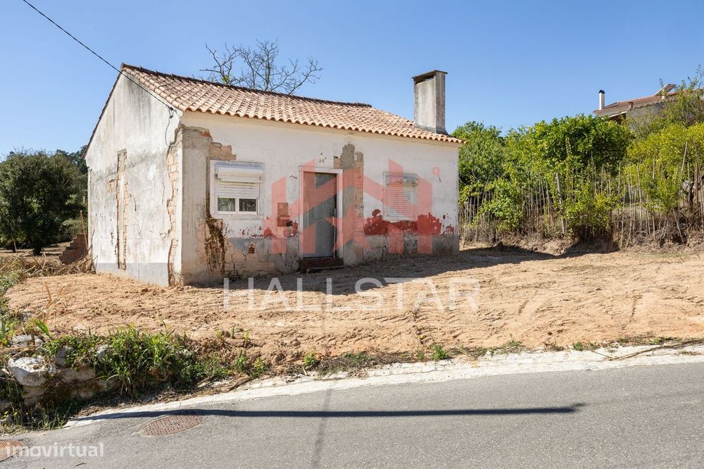 Moradia para Restaurar / Lote com 895m2 / Touria