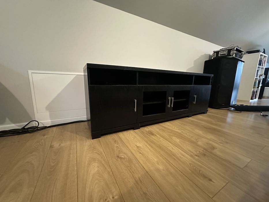 Masywna czarna komoda