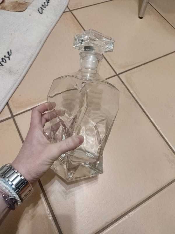 masywna, ciężka karafka ze szczelnie zamykanym korkiem.