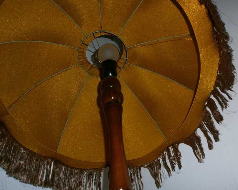 Lampa Stojąca ze Stolikiem-Gazetnikiem PRL dość stara.