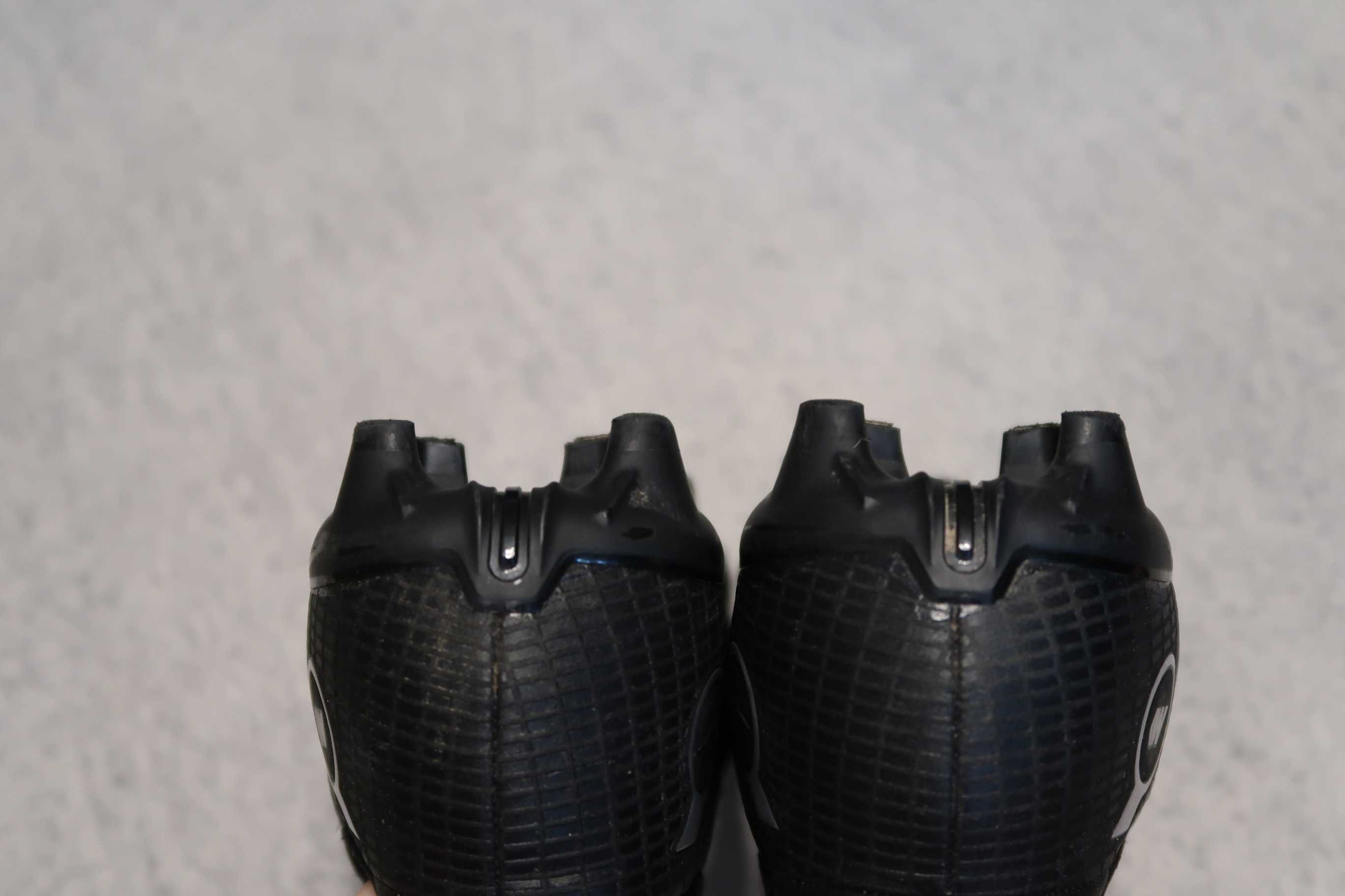 Футбольные бутсы с пластиковыми шипами Nike оригинал - 37,5 размер