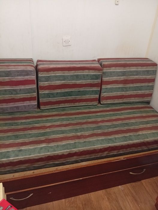 Sofá cama  as capas tira se