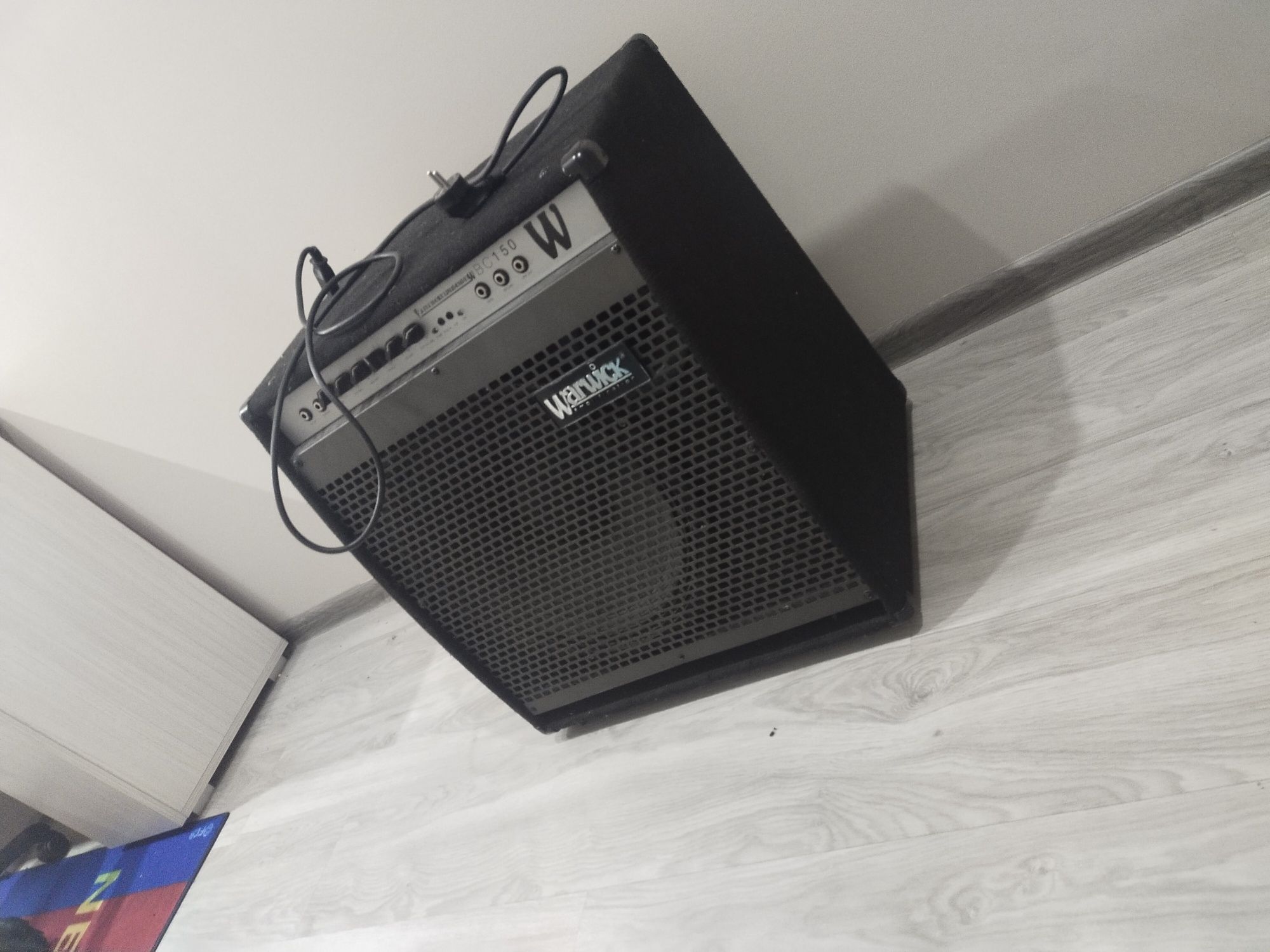 Gitara basowa , piecyk , dwa kable, stojak na gitarę, pokrowiec