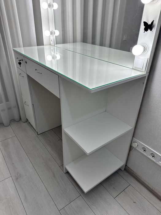 Стіл для візажиста та бровіста