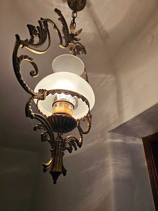 Candeeiro Vintage em Metal Dourado com Globo Fosco