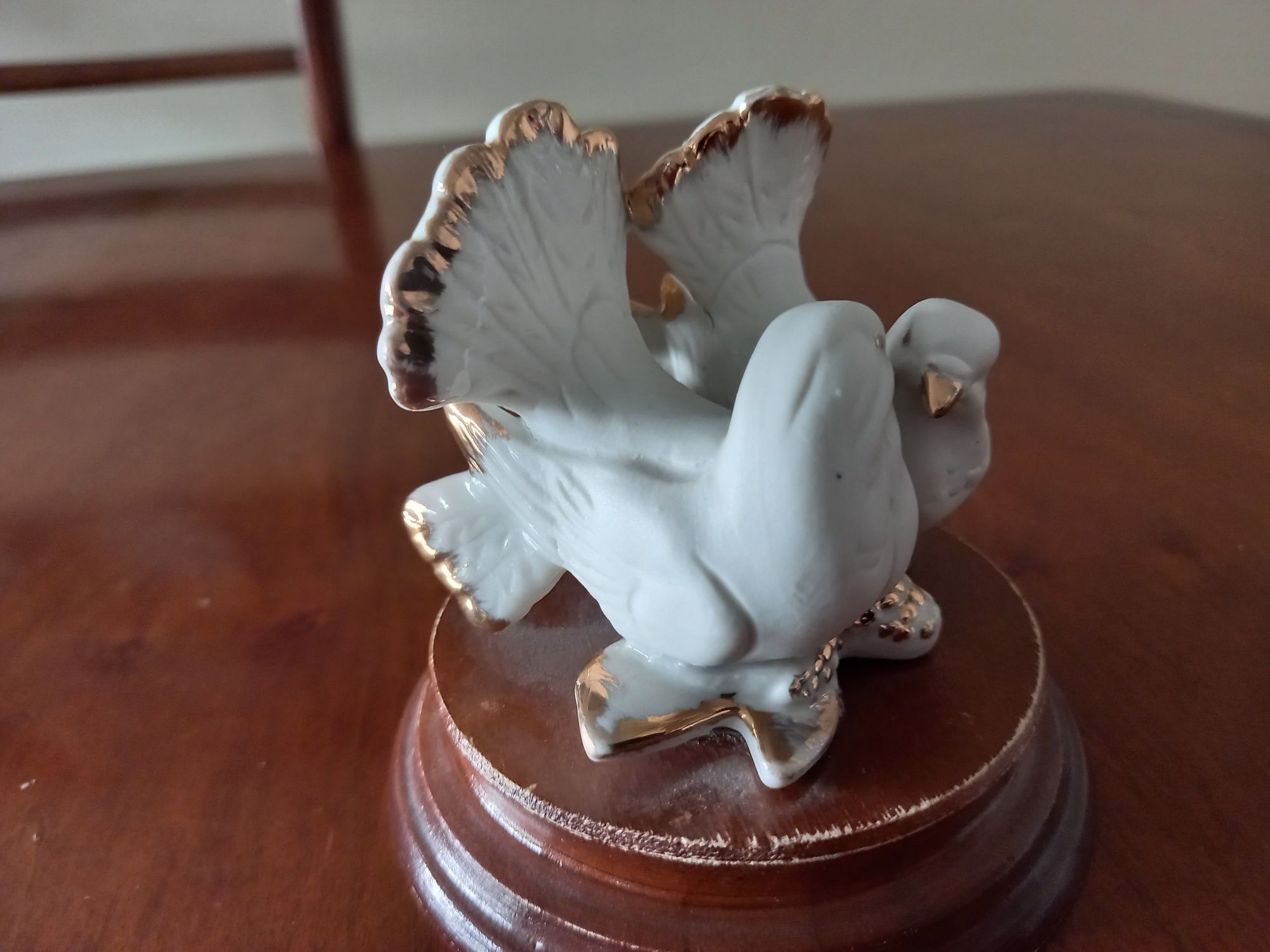 Estatueta com pimbos em porcelana