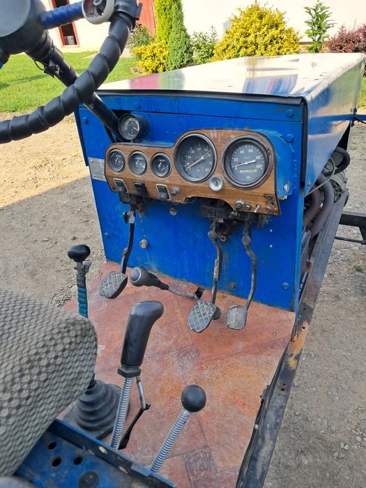 Трактор самостійно склалений