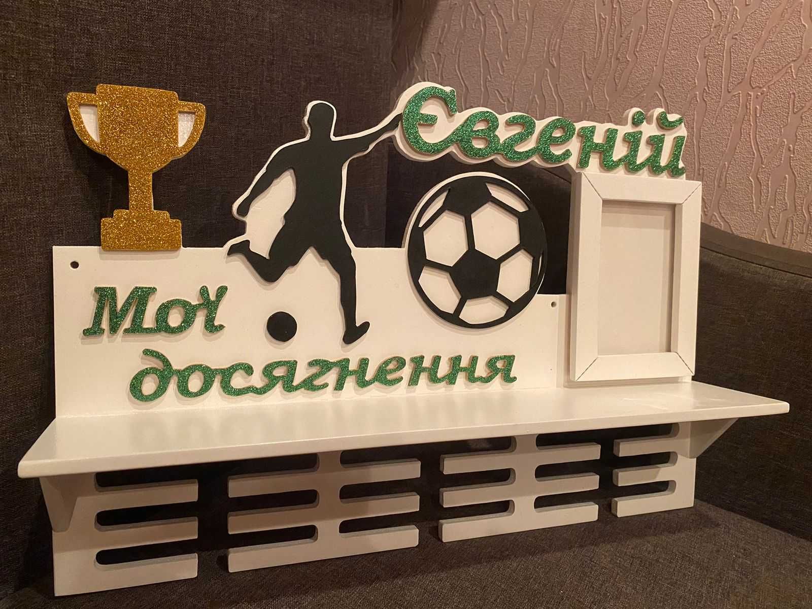 Медальница с ящиком для дипломов. Полка для кубков