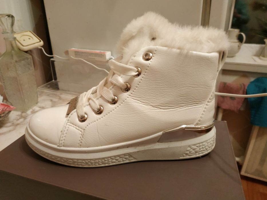 Продам женские зимние ботинки