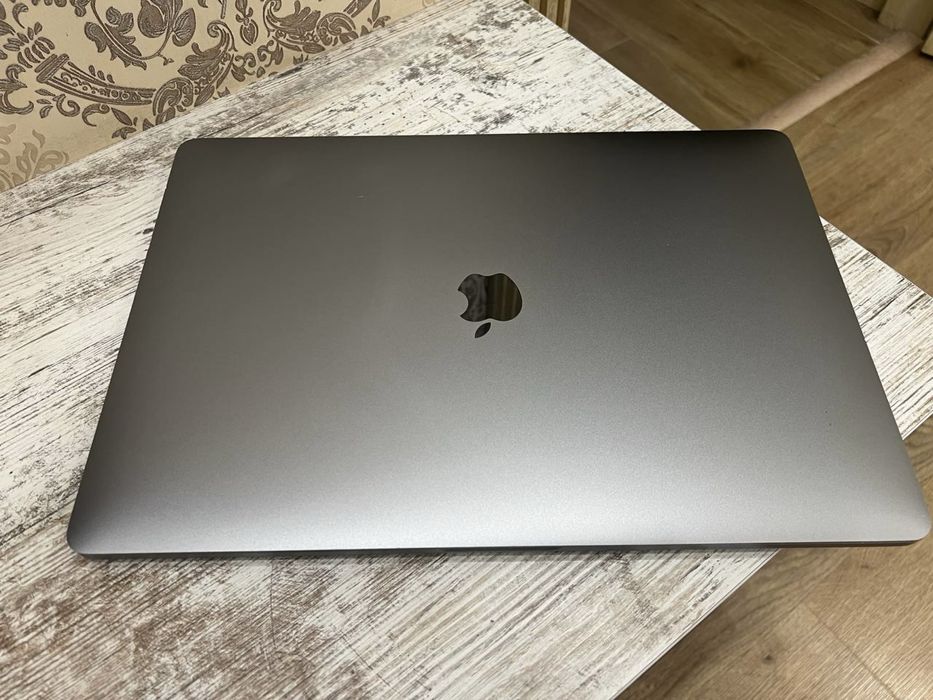 Macbook pro 15 i7-16-256g 2016r
