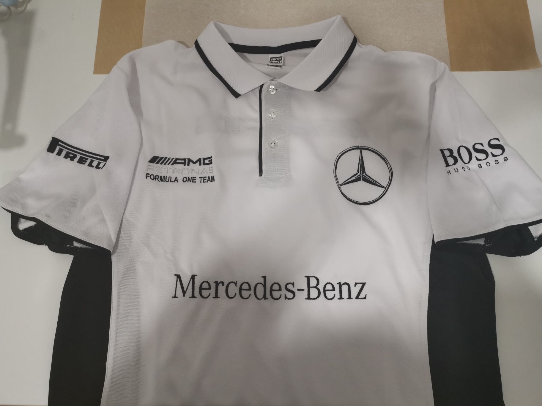 Polo desportivo bordado Mercedes AMG