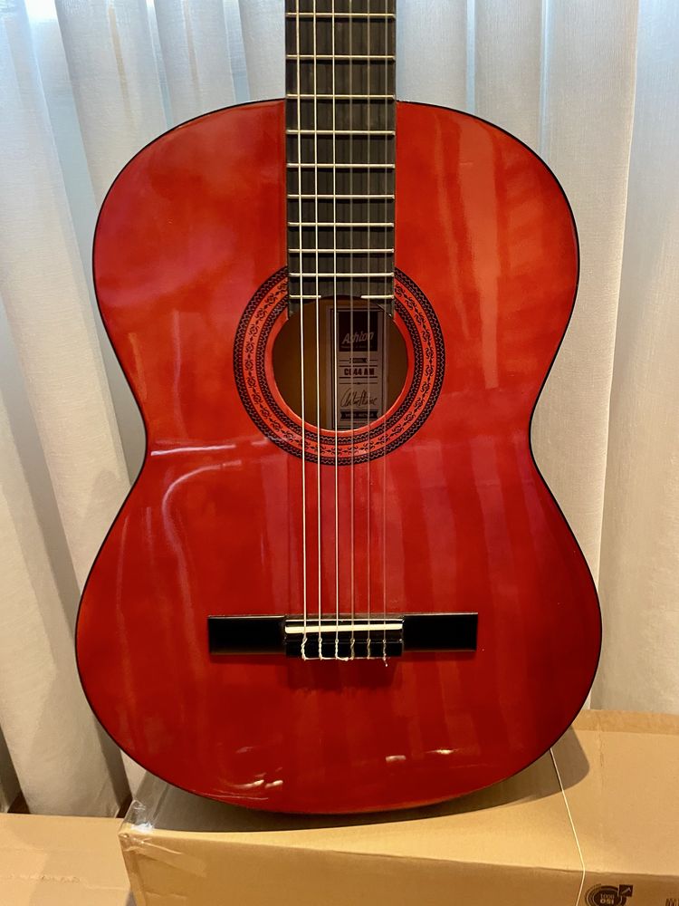 Guitarra cor vinho
