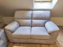Szara sofa- mega wygodna.