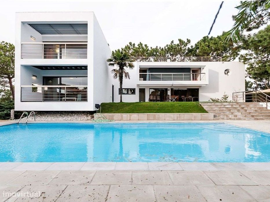 Moradia T5 com jardim e piscina situada na Urbanização Soltroia