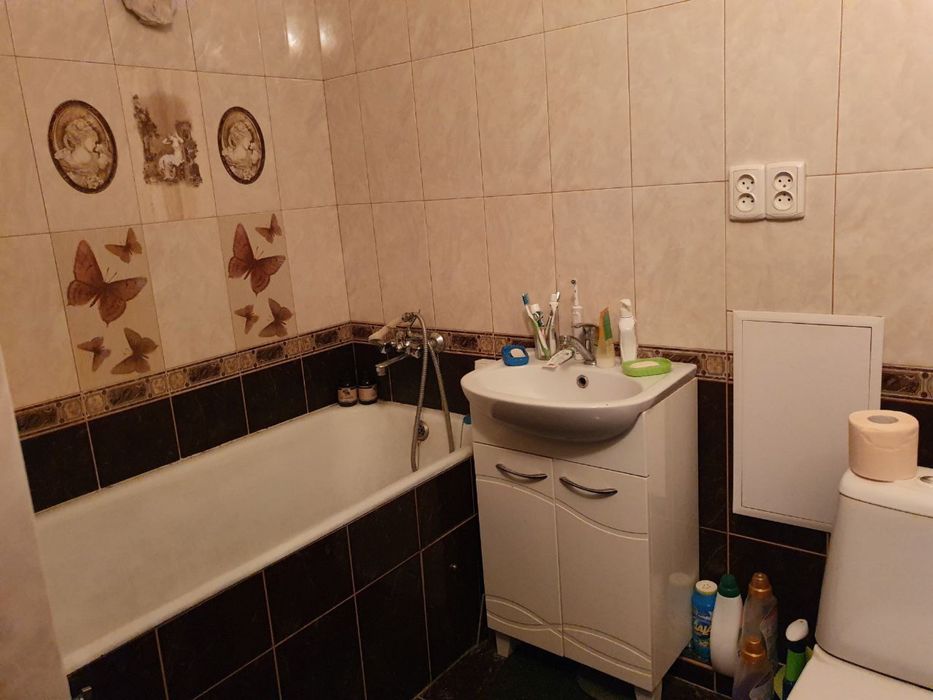 Здається місце у кімнаті, у районі 12-школи.