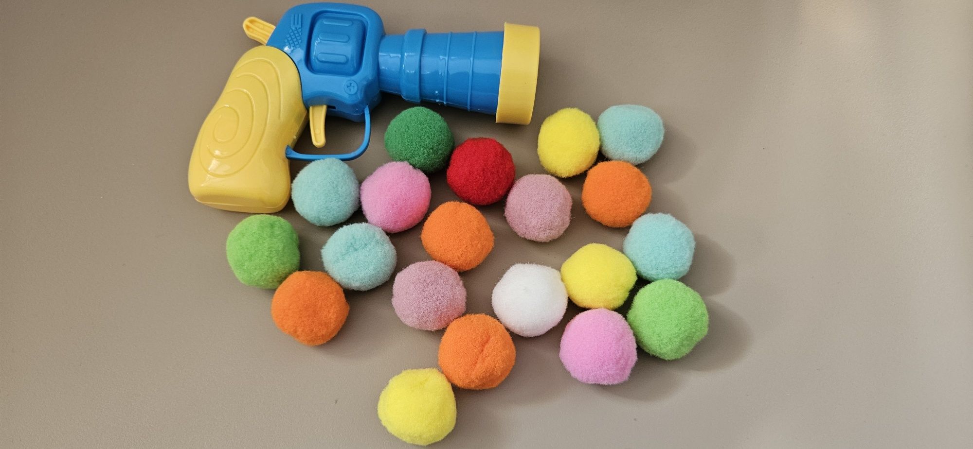 Pistolet na kulki pompony dla kota
