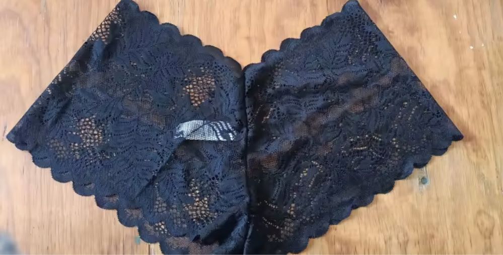 Czarne koronkowe majteczki idealne na Walentynki XL
