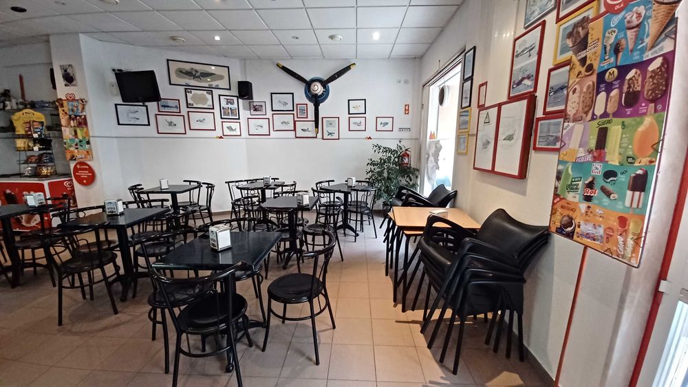 Pastelaria café a funcionar, chave na mão