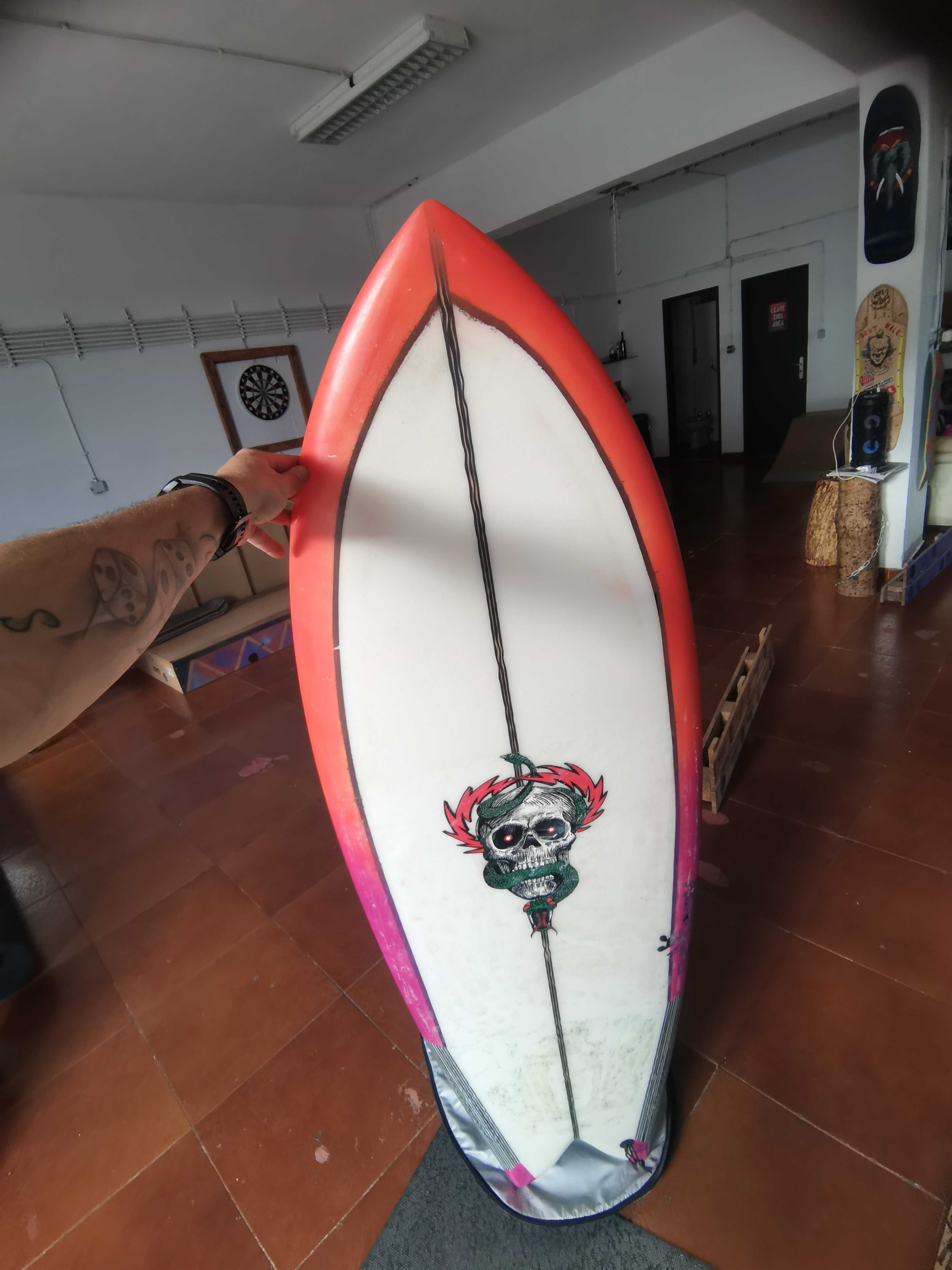 Prancha surf short board.