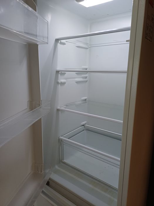 Frigorífico combinado semi novo 170e