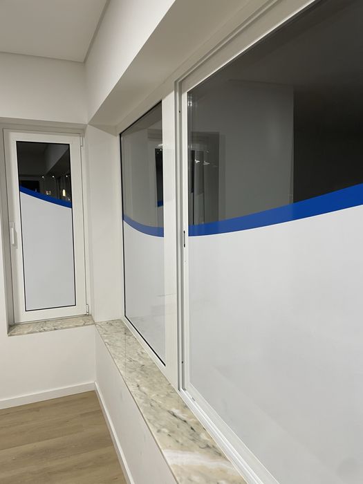 Decoração de Montras em Vinil Adesivo - Destaque o seu Negócio!