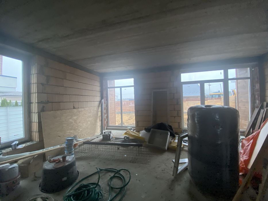 Двухповерховий будинок в спокійному районі!