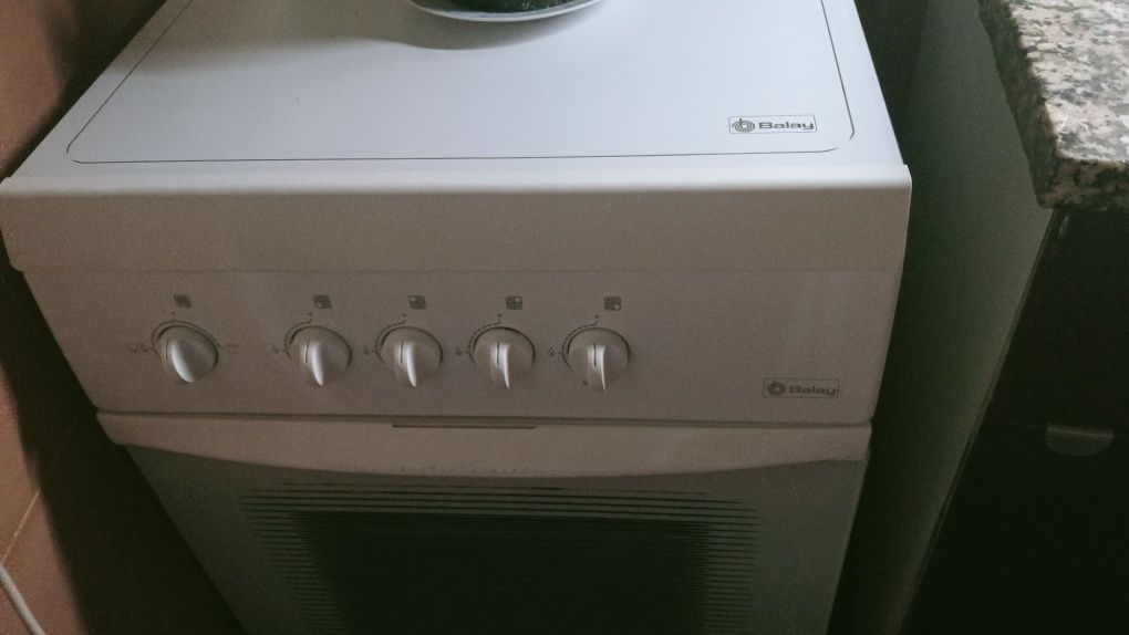 Roupeiro castanho e um fogão