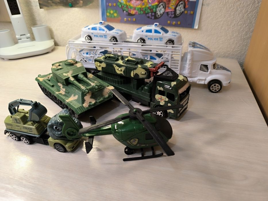 Іграшки машини, автобуси, військові