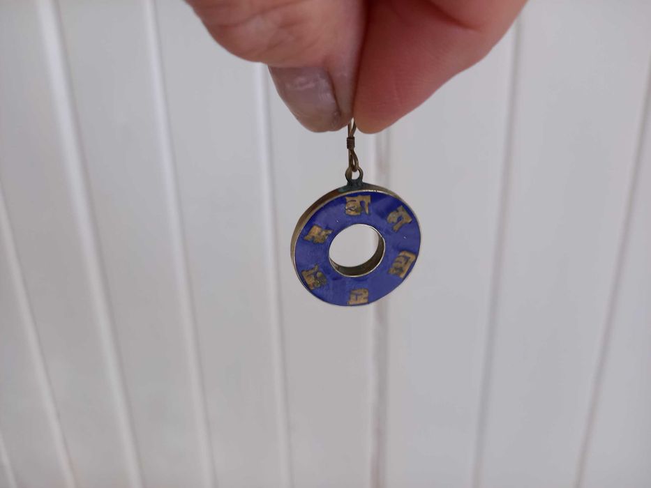 kolczyki z niebieska emalia i buddyjskimi ornamentami
