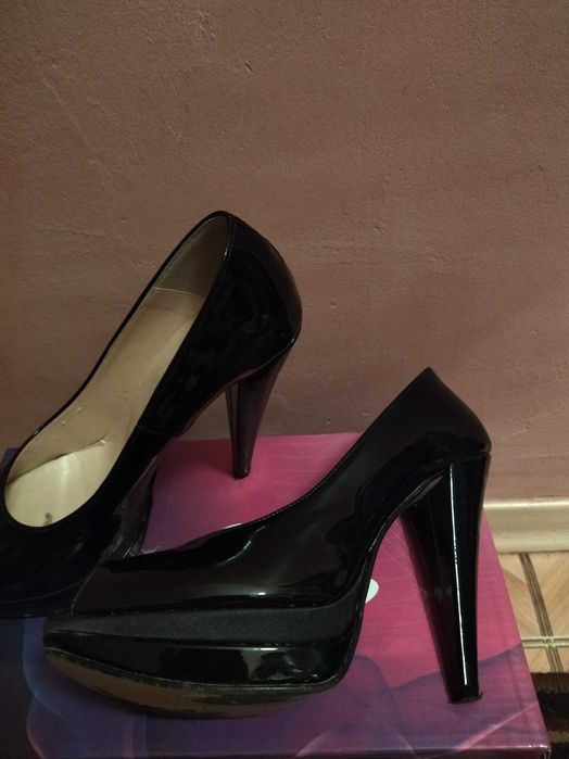 Продам лакові жіночі туфлі