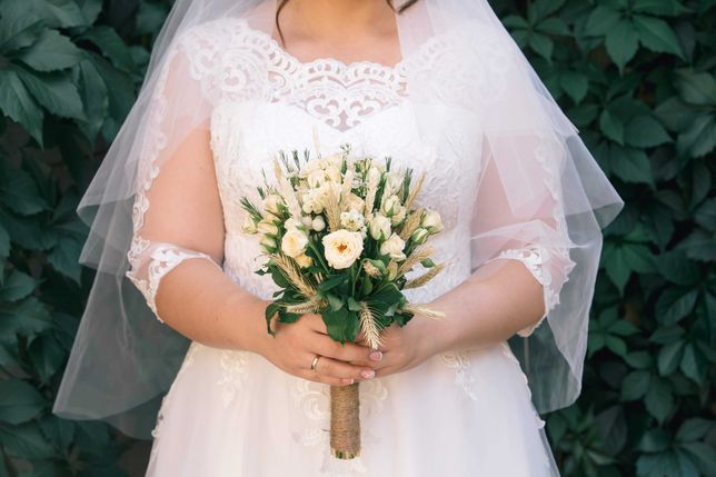 Свадебное платье с рукавами и шлейфом