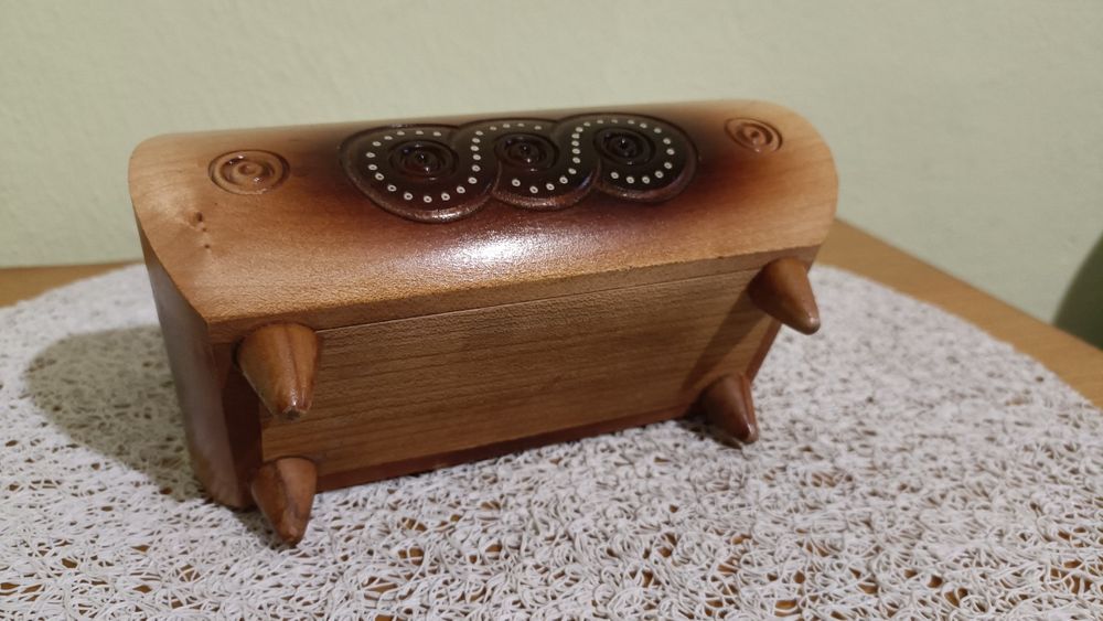 Дерев'яна шкатулка