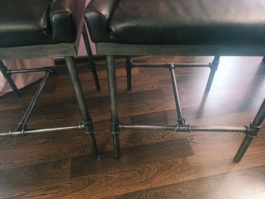 Fotele skórzane z metalowymi nogami