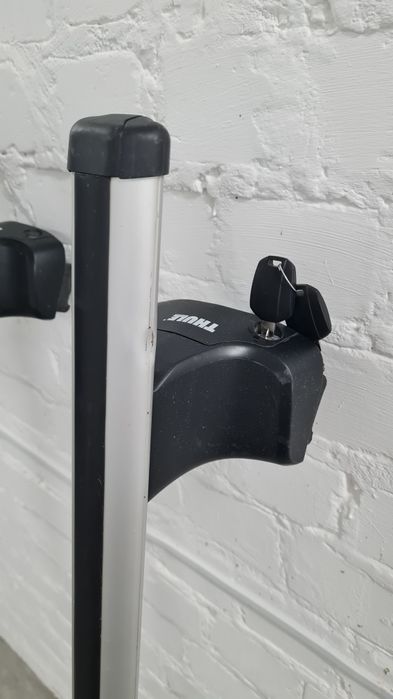 Thule, поперечени з крепіжами на гладкий дах