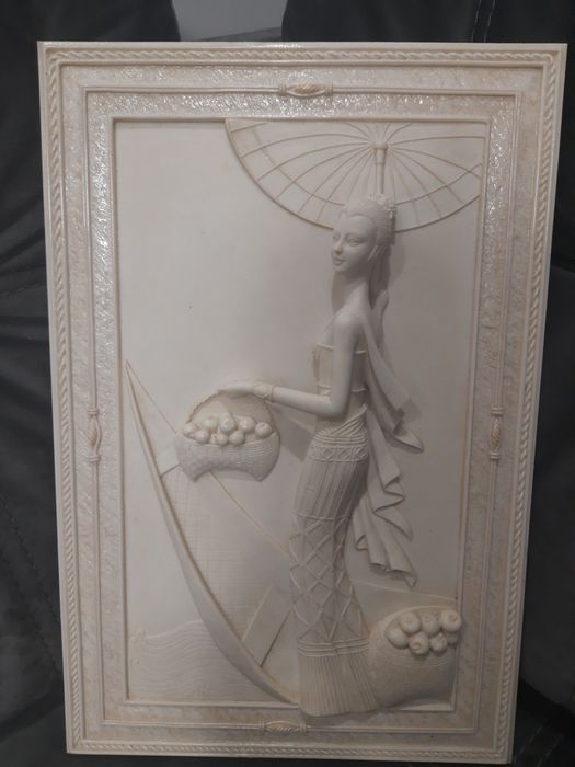 Барельеф из литого камня "Дама с фруктами", декор интерьера