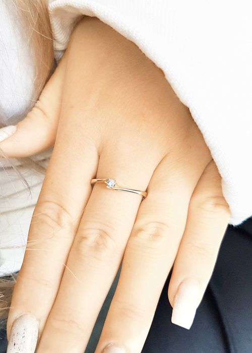 Złoty klasyczny pierścionek zaręczynowy z jedną cyrkonią pr. 585