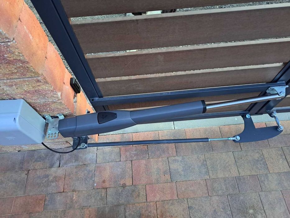 Brama harmonijkowa, łamana, mechanizm składania skrzydeł bramy