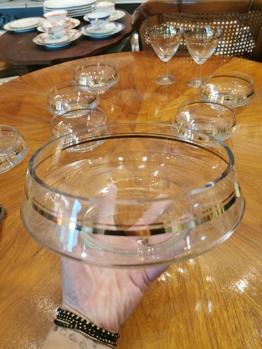 Zestaw PRL szklany  salaterki kieliszki miska z złotymi liniami