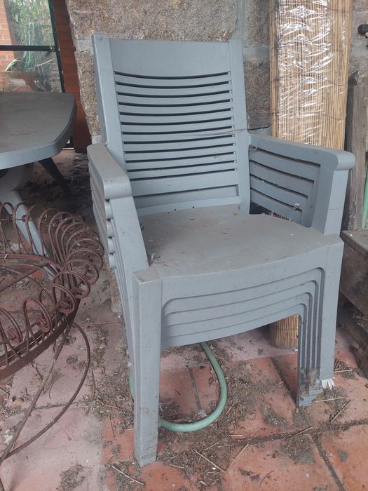 Conjunto de mesa e cadeiras de jardim