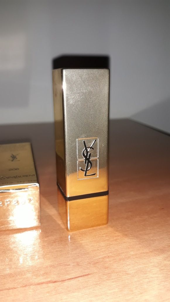 Vendo batom YSL selado