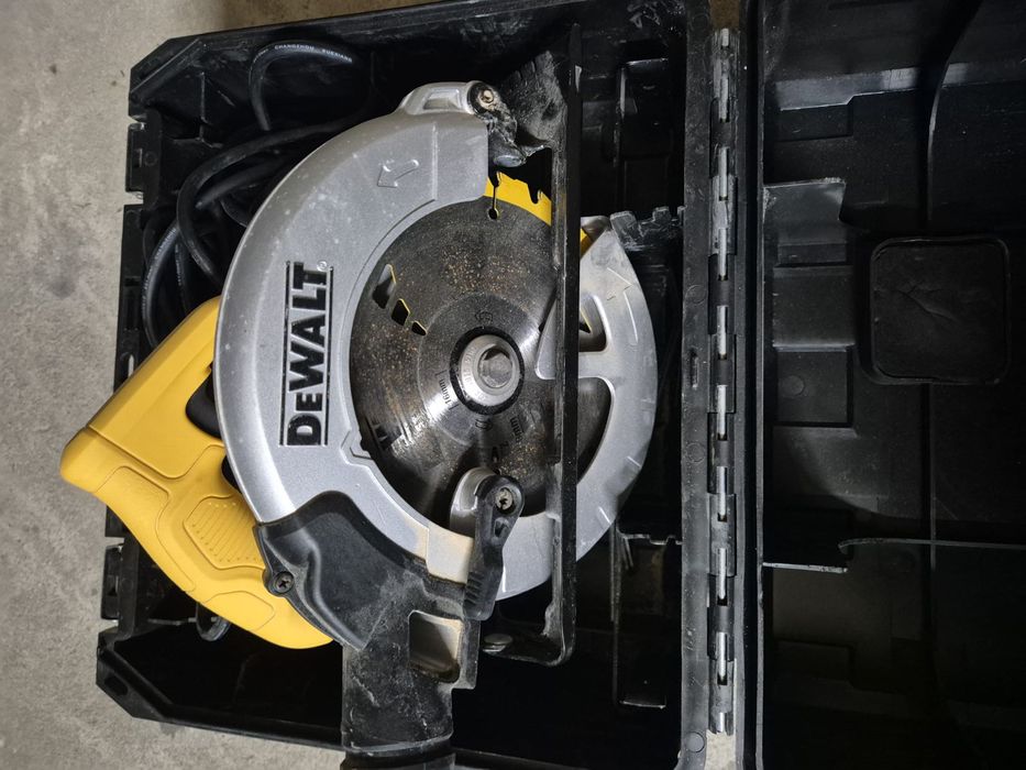 Пила циркулярна Dewalt dwe560
