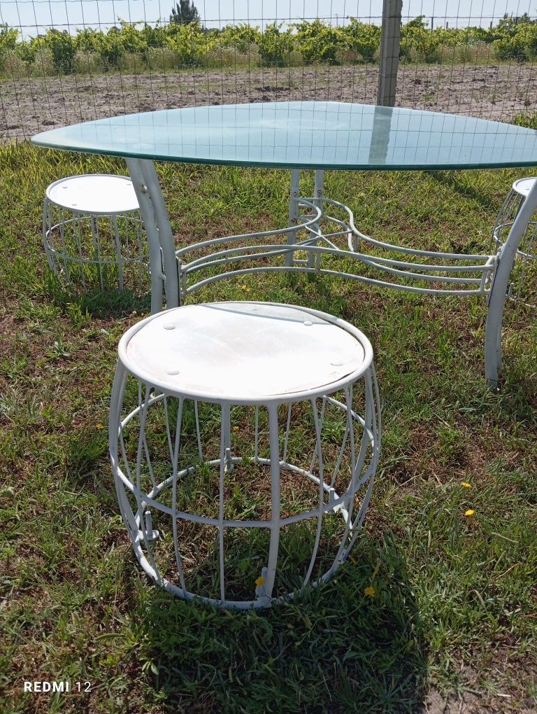 Conjunto de mesa e bancos