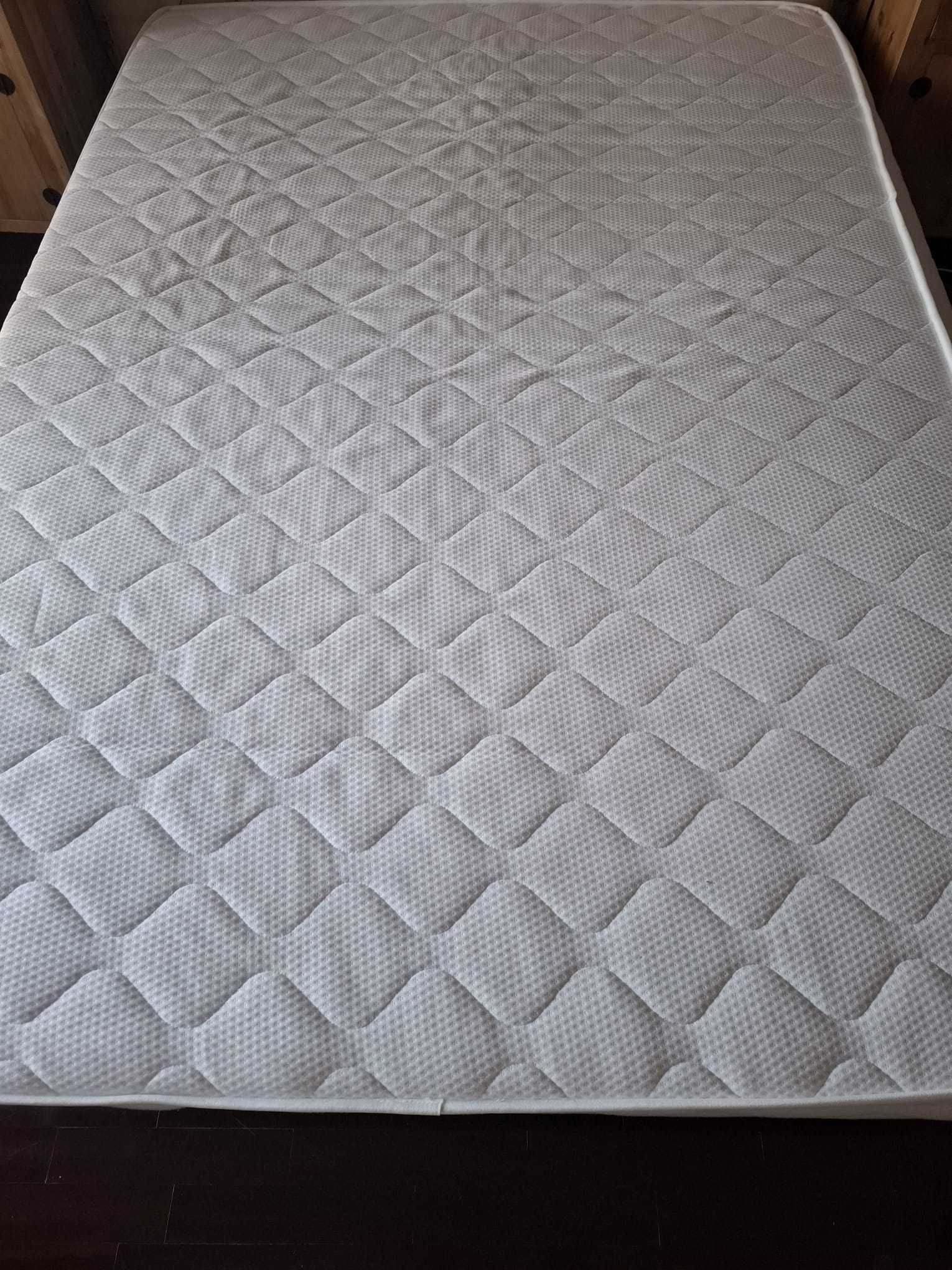 Cama de casal com colchão
