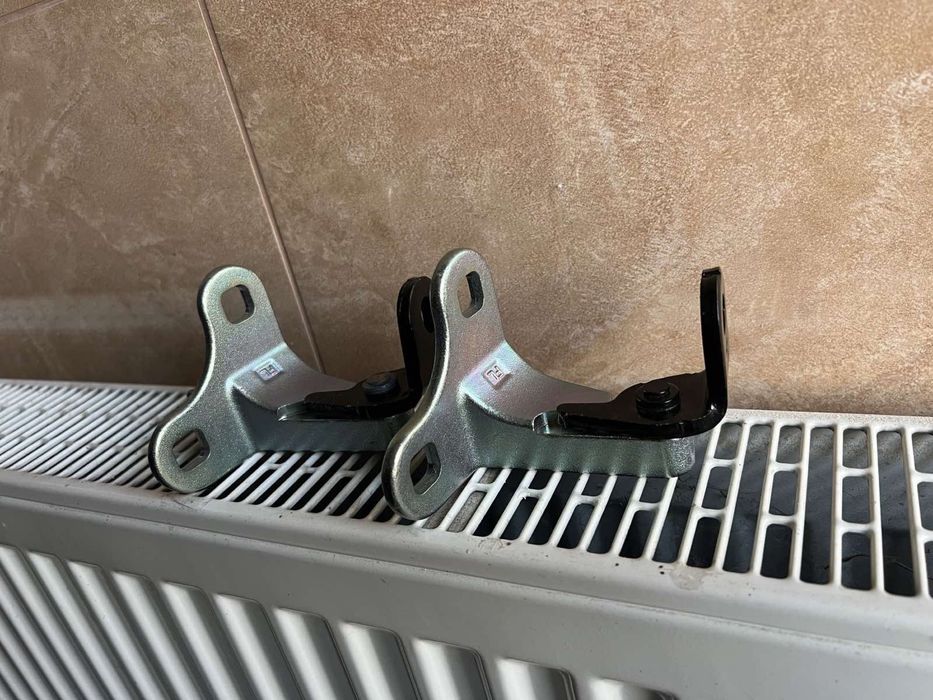 Петлі Tesla model y