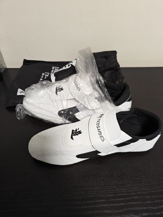 Ténis de taekwondo, kickboxing, muay thai 42