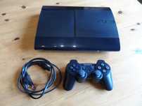 Zestaw PlayStation3 z kontrolerami Move, karabinem Move i  kierownicą.