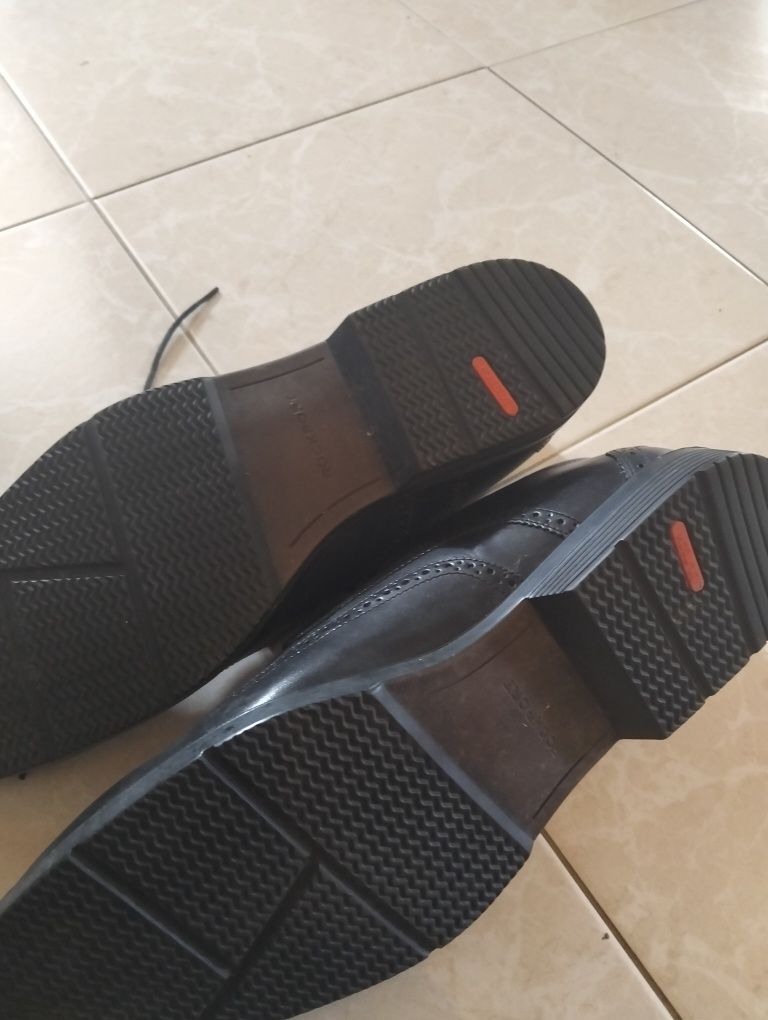 Sapatos novos pretos